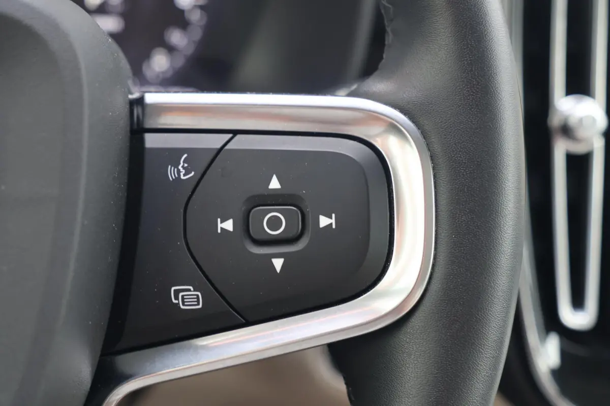 T5 Ultimate Dark | Stoelverwarming | 360° Camera | Pilot Assist | BLIS | H/K | Leder | Keyless