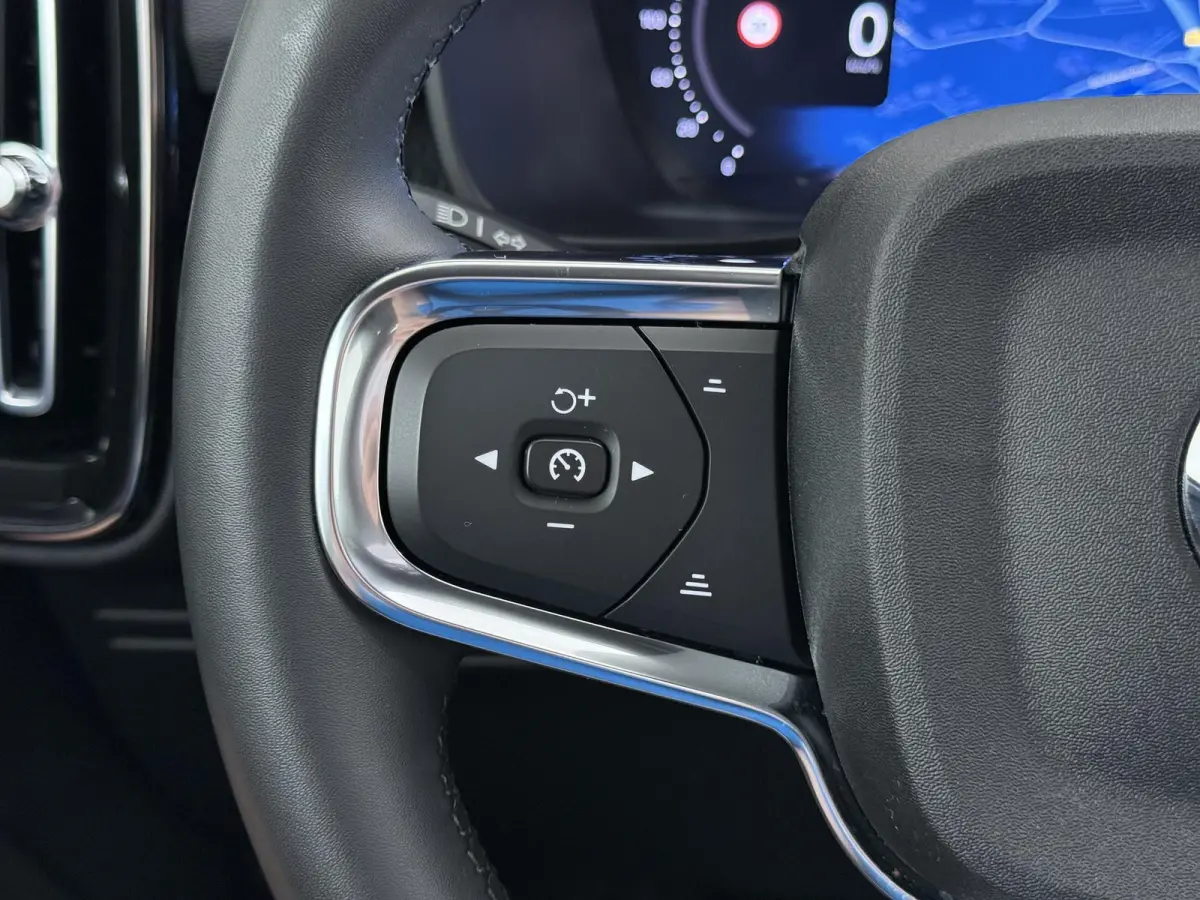 Single Motor Core 70 kWh VAN:33.900,- VOOR:30.877,- UW HERFSTVOORDEEL:3.023,- VOLVO DEALER ONDERHOUDEN| ACHTERUITRIJCAMERA| PANORAMADAK| STOEL + STUURVERWARMING| RIJKLAARPRIJS INCL. 12 MAAND