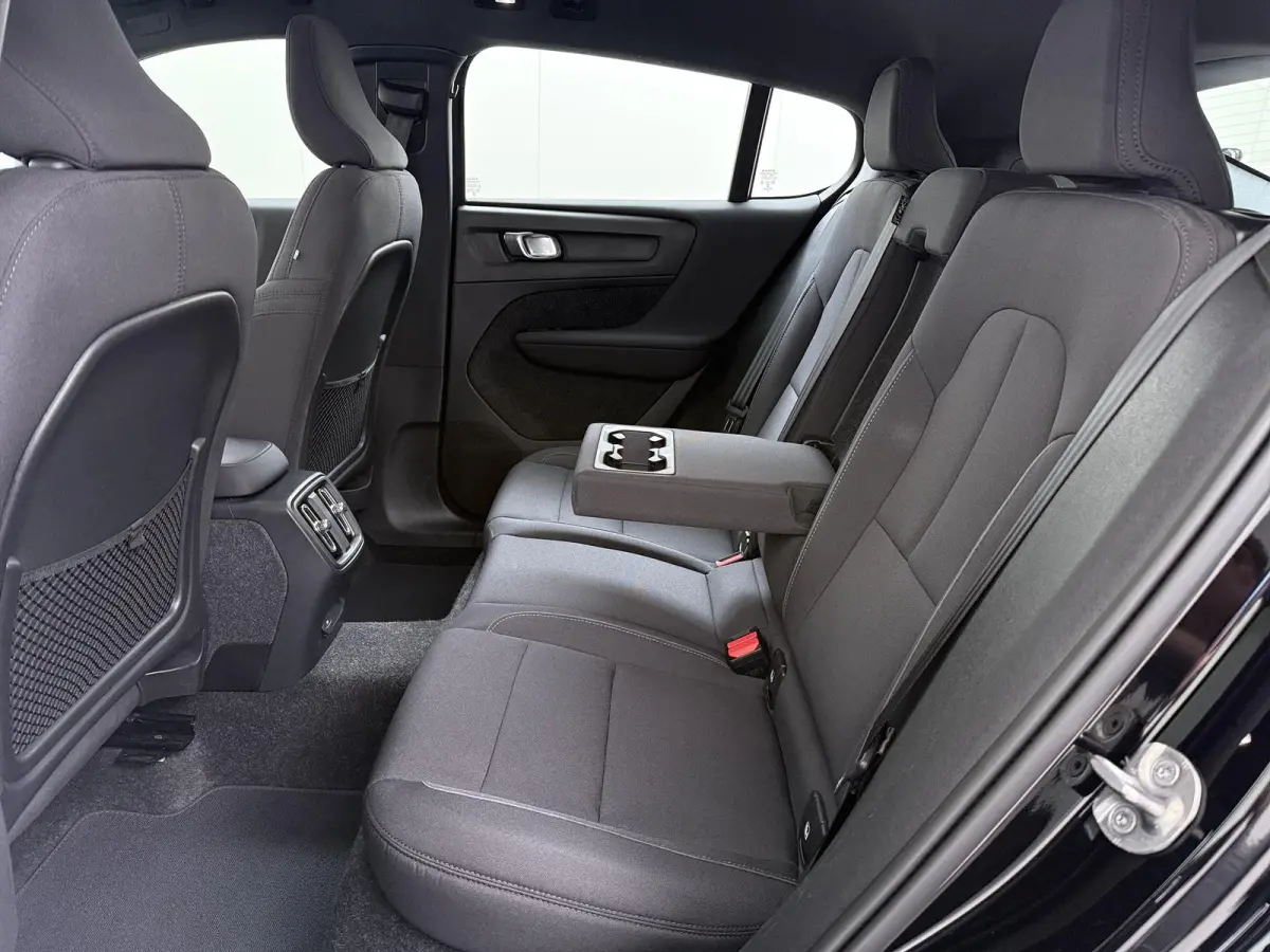 Single Motor Core 70 kWh VAN:33.900,- VOOR:30.877,- UW HERFSTVOORDEEL:3.023,- VOLVO DEALER ONDERHOUDEN| ACHTERUITRIJCAMERA| PANORAMADAK| STOEL + STUURVERWARMING| RIJKLAARPRIJS INCL. 12 MAAND