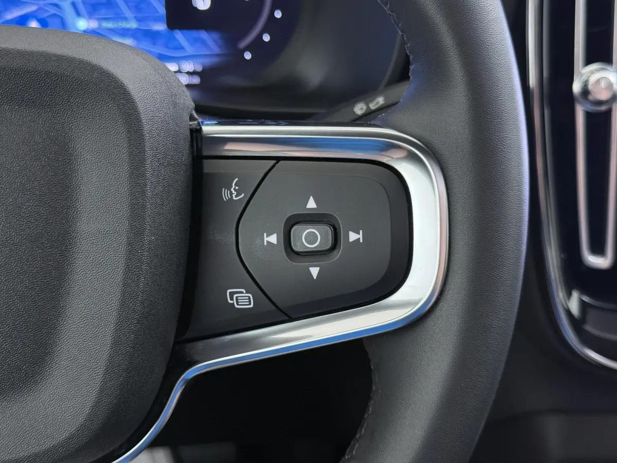 Single Motor Core 70 kWh VAN:33.900,- VOOR:30.877,- UW HERFSTVOORDEEL:3.023,- VOLVO DEALER ONDERHOUDEN| ACHTERUITRIJCAMERA| PANORAMADAK| STOEL + STUURVERWARMING| RIJKLAARPRIJS INCL. 12 MAAND
