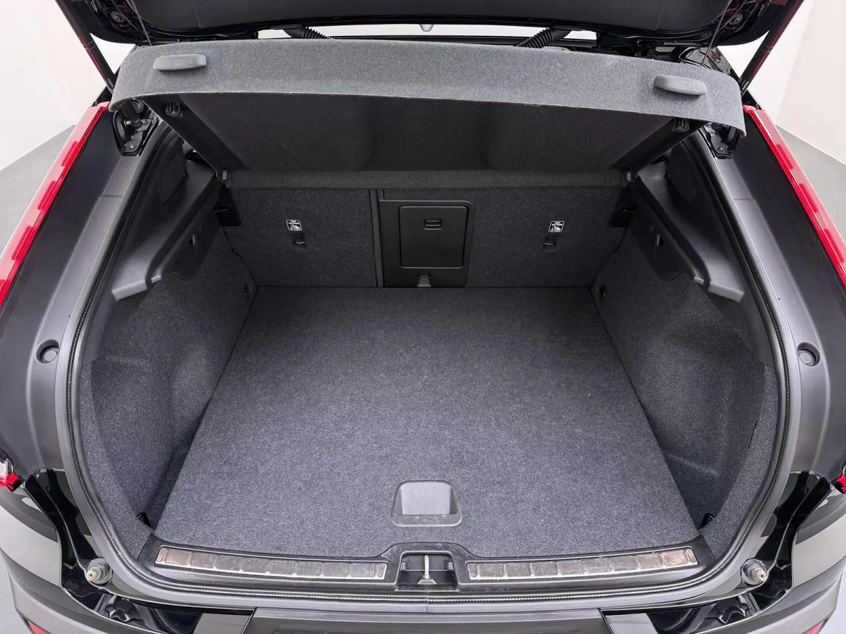 Single Motor Core 70 kWh VAN:33.900,- VOOR:30.877,- UW HERFSTVOORDEEL:3.023,- VOLVO DEALER ONDERHOUDEN| ACHTERUITRIJCAMERA| PANORAMADAK| STOEL + STUURVERWARMING| RIJKLAARPRIJS INCL. 12 MAAND
