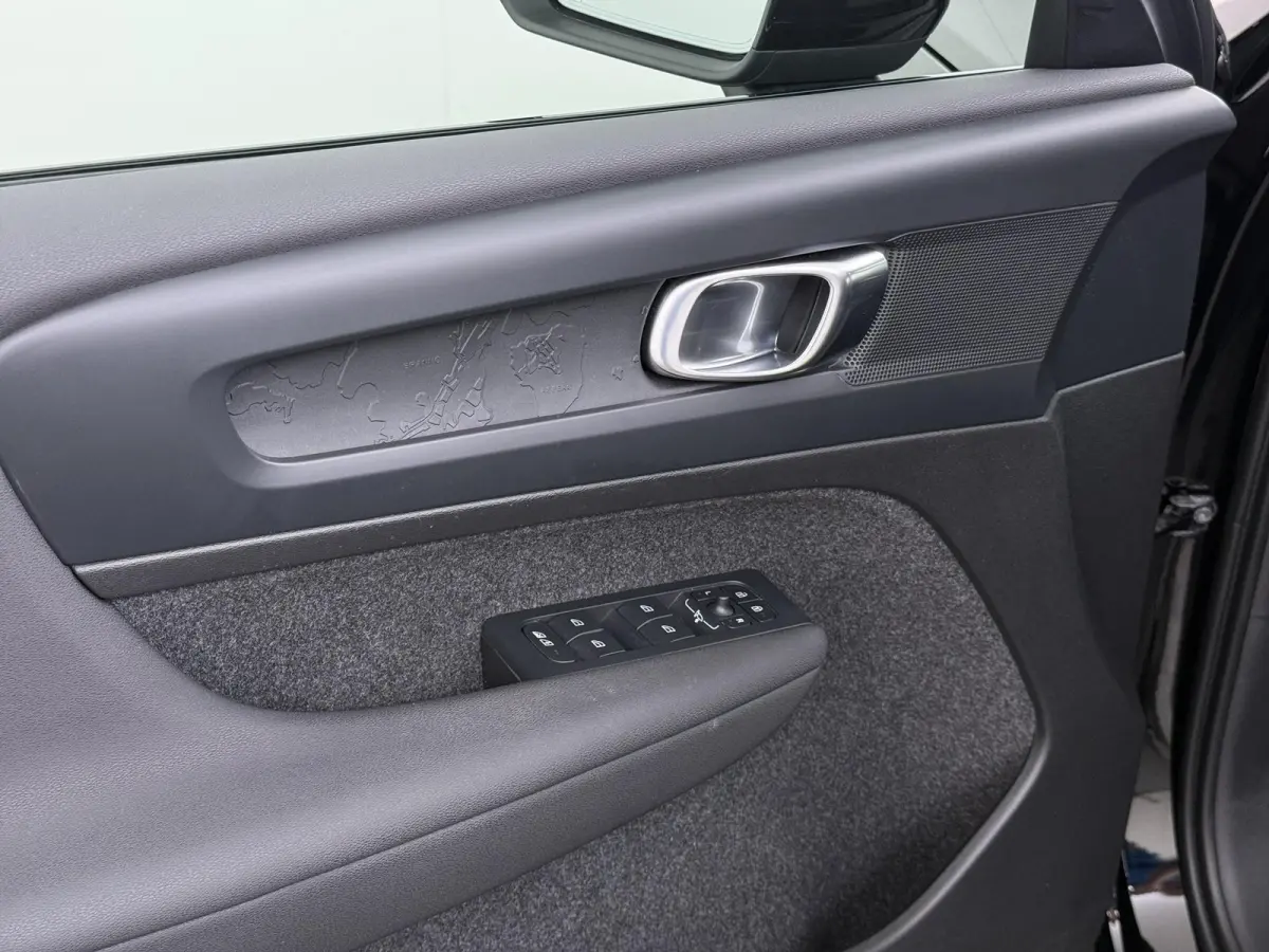 Single Motor Core 70 kWh VAN:33.900,- VOOR:30.877,- UW HERFSTVOORDEEL:3.023,- VOLVO DEALER ONDERHOUDEN| ACHTERUITRIJCAMERA| PANORAMADAK| STOEL + STUURVERWARMING| RIJKLAARPRIJS INCL. 12 MAAND