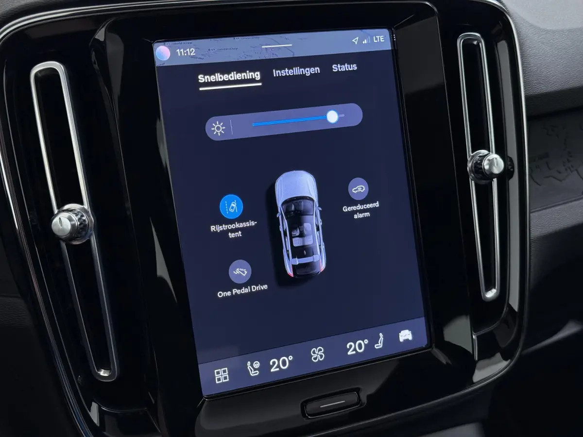 Single Motor Core 70 kWh VAN:33.900,- VOOR:30.877,- UW HERFSTVOORDEEL:3.023,- VOLVO DEALER ONDERHOUDEN| ACHTERUITRIJCAMERA| PANORAMADAK| STOEL + STUURVERWARMING| RIJKLAARPRIJS INCL. 12 MAAND