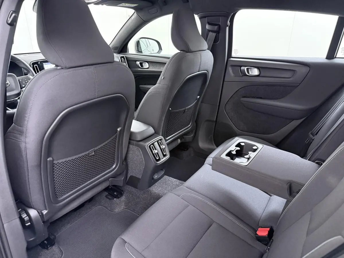 Single Motor Core 70 kWh VAN:33.900,- VOOR:30.877,- UW HERFSTVOORDEEL:3.023,- VOLVO DEALER ONDERHOUDEN| ACHTERUITRIJCAMERA| PANORAMADAK| STOEL + STUURVERWARMING| RIJKLAARPRIJS INCL. 12 MAAND