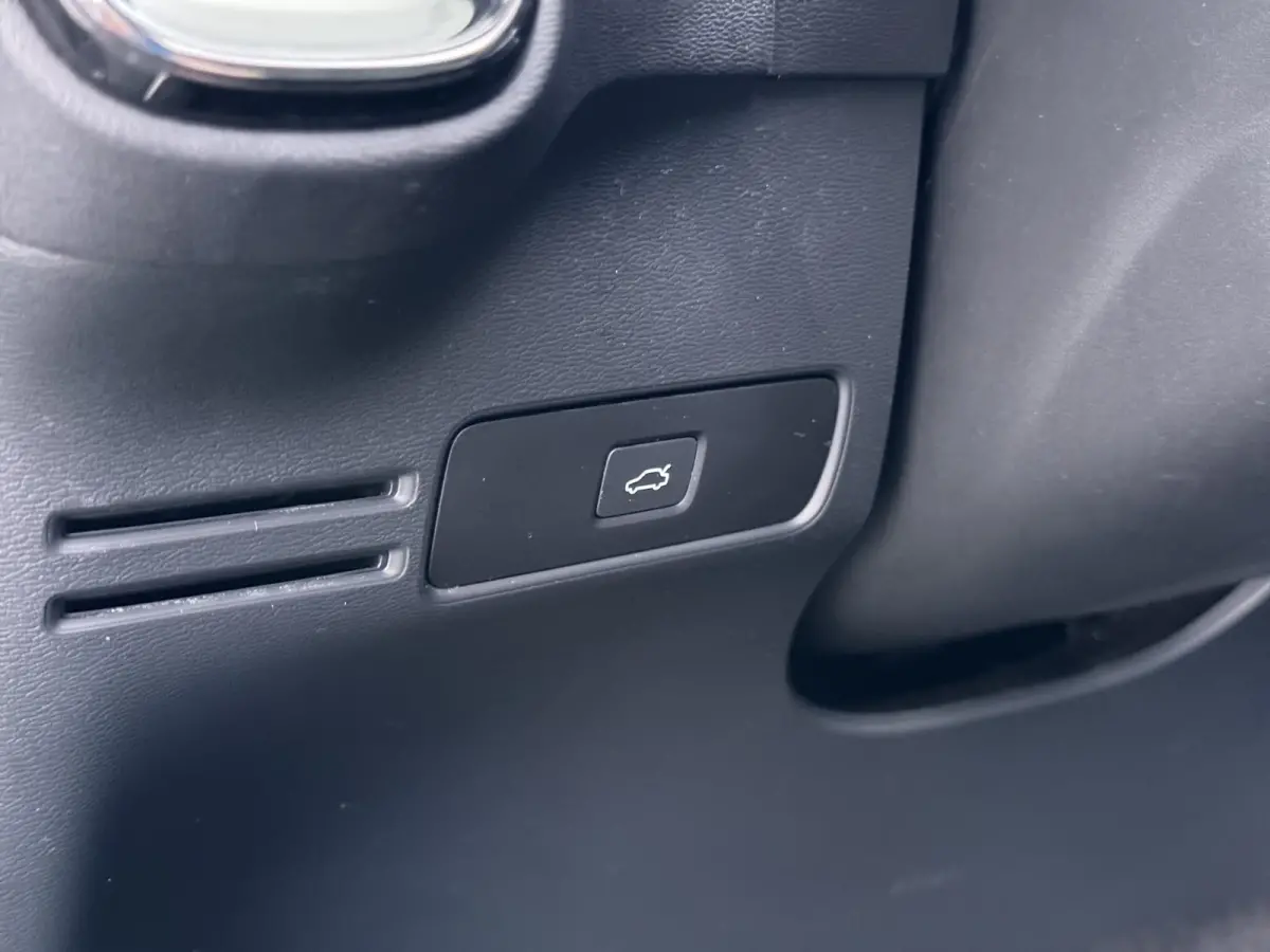 Single Motor Core 70 kWh VAN:33.900,- VOOR:30.877,- UW HERFSTVOORDEEL:3.023,- VOLVO DEALER ONDERHOUDEN| ACHTERUITRIJCAMERA| PANORAMADAK| STOEL + STUURVERWARMING| RIJKLAARPRIJS INCL. 12 MAAND
