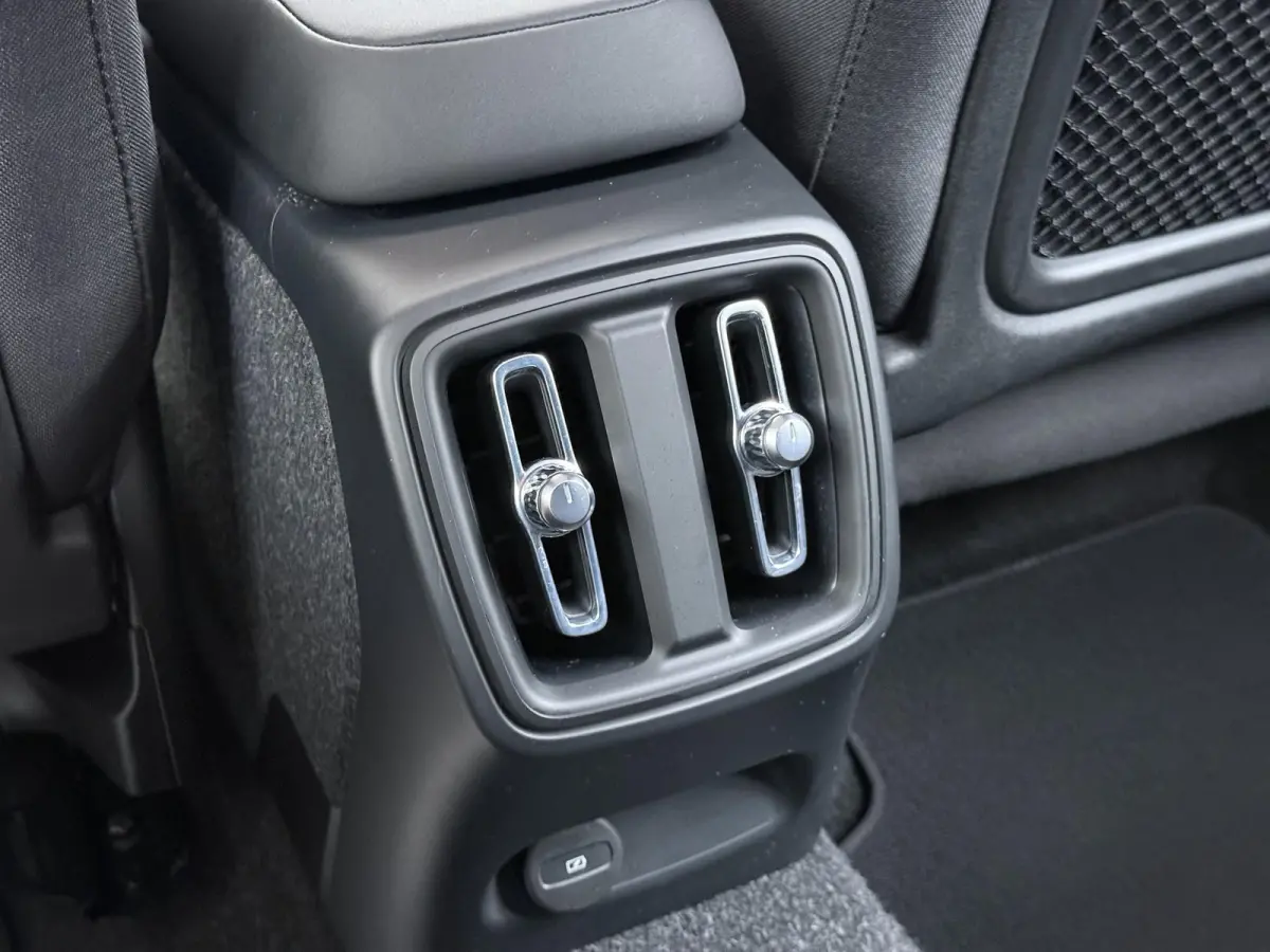 Single Motor Core 70 kWh VAN:33.900,- VOOR:30.877,- UW HERFSTVOORDEEL:3.023,- VOLVO DEALER ONDERHOUDEN| ACHTERUITRIJCAMERA| PANORAMADAK| STOEL + STUURVERWARMING| RIJKLAARPRIJS INCL. 12 MAAND