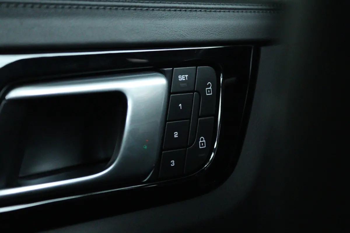 3.0 E-Hybrid | Sportdesign | Sportchrono | Adapt. Cruise | Softclose | 4-Wielsturing | Trekhaak | Bose | Head-up | Pano | Memory | Keyless | 22 Inch |