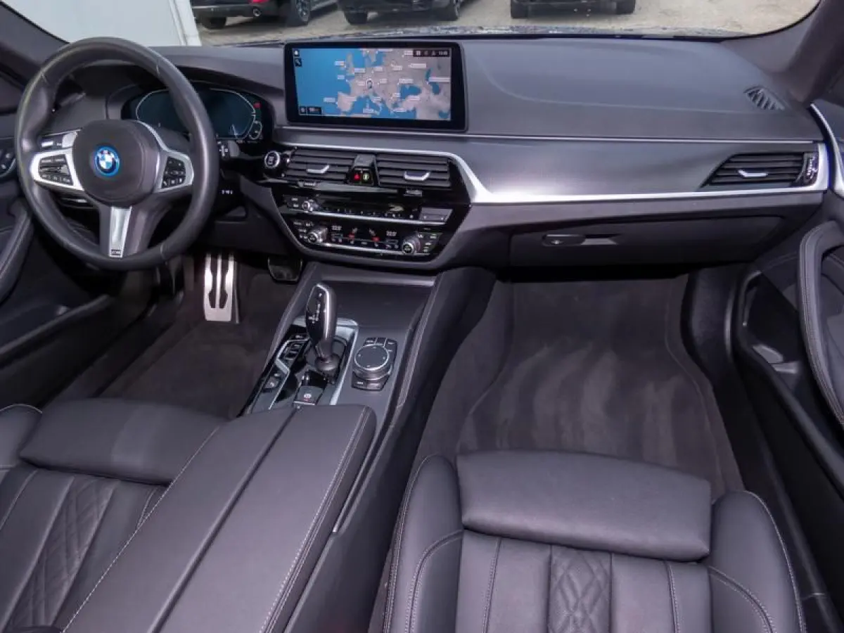 530e xDrive M-SPORT ** LASER, LEDER, PANO, TREKH, HuD, MEMORY, 19-inch LMV ** Slechts 11.374km. - € 44.000,= onder NP ** ** INFORMEER OOK NAAR ONZE AANTREKKELIJKE FINANCIAL-LEASE TARIEVEN 