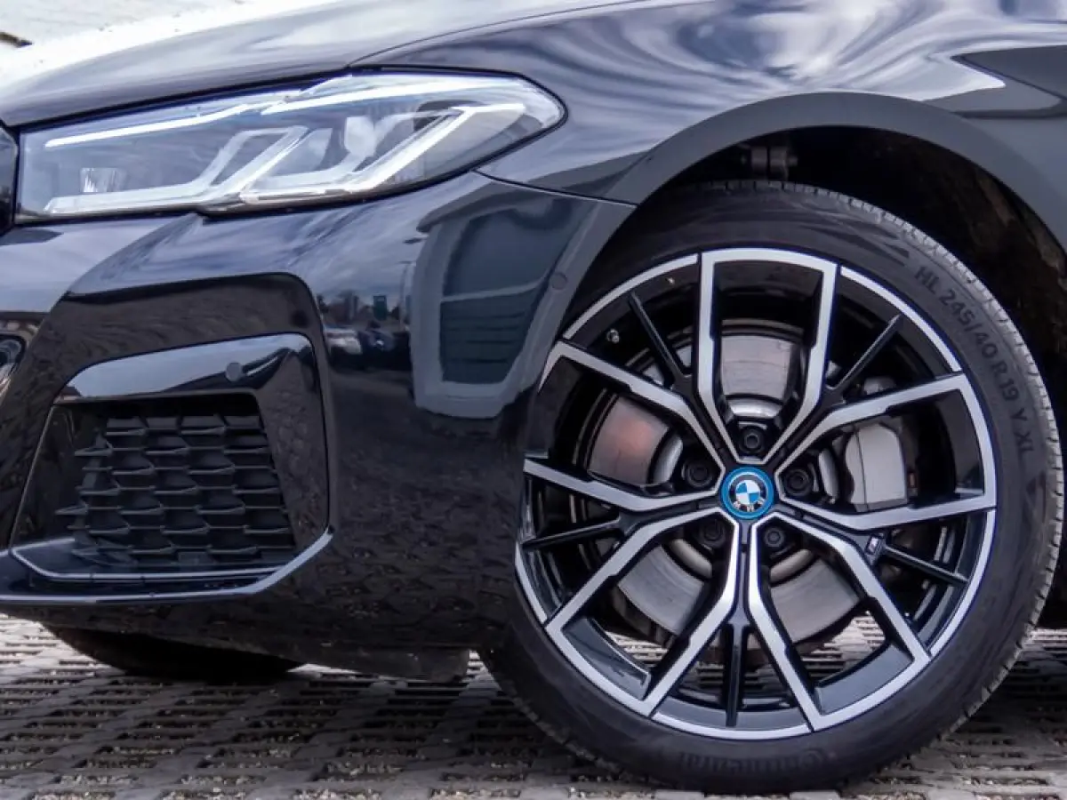 530e xDrive M-SPORT ** LASER, LEDER, PANO, TREKH, HuD, MEMORY, 19-inch LMV ** Slechts 11.374km. - € 44.000,= onder NP ** ** INFORMEER OOK NAAR ONZE AANTREKKELIJKE FINANCIAL-LEASE TARIEVEN 
