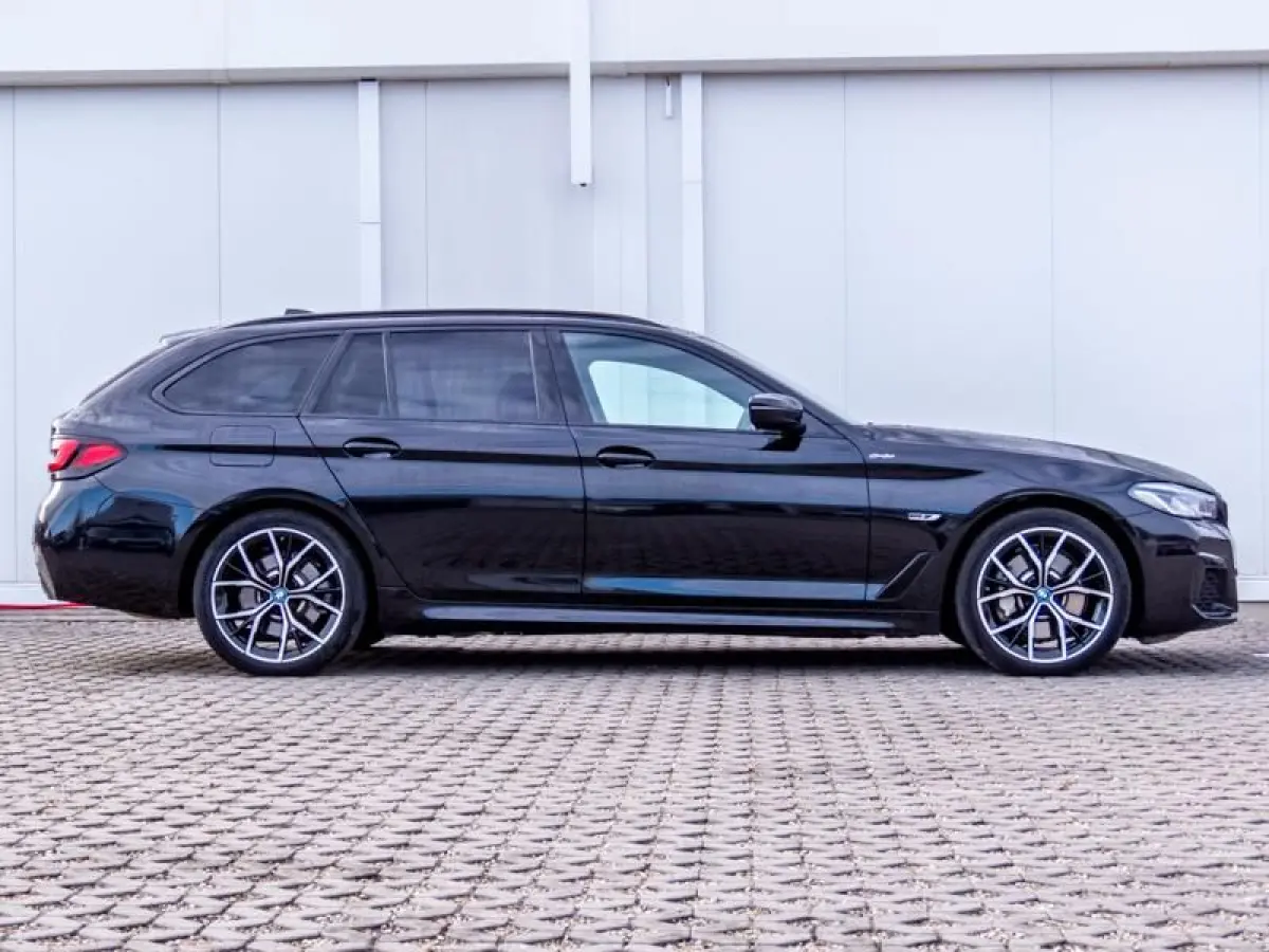 530e xDrive M-SPORT ** LASER, LEDER, PANO, TREKH, HuD, MEMORY, 19-inch LMV ** Slechts 11.374km. - € 44.000,= onder NP ** ** INFORMEER OOK NAAR ONZE AANTREKKELIJKE FINANCIAL-LEASE TARIEVEN 