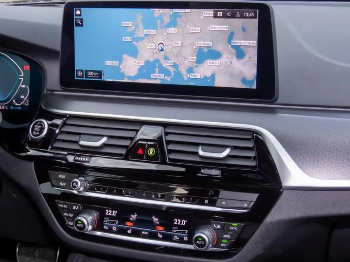 530e xDrive M-SPORT ** LASER, LEDER, PANO, TREKH, HuD, MEMORY, 19-inch LMV ** Slechts 11.374km. - € 44.000,= onder NP ** ** INFORMEER OOK NAAR ONZE AANTREKKELIJKE FINANCIAL-LEASE TARIEVEN 