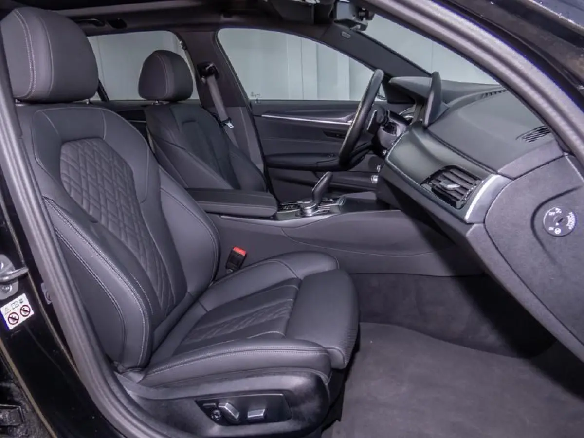 530e xDrive M-SPORT ** LASER, LEDER, PANO, TREKH, HuD, MEMORY, 19-inch LMV ** Slechts 11.374km. - € 44.000,= onder NP ** ** INFORMEER OOK NAAR ONZE AANTREKKELIJKE FINANCIAL-LEASE TARIEVEN 