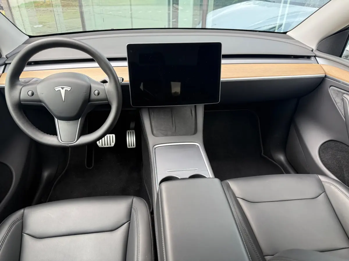 Performance AWD 75 kWh - Automaat - Panodak - Leder - Navi