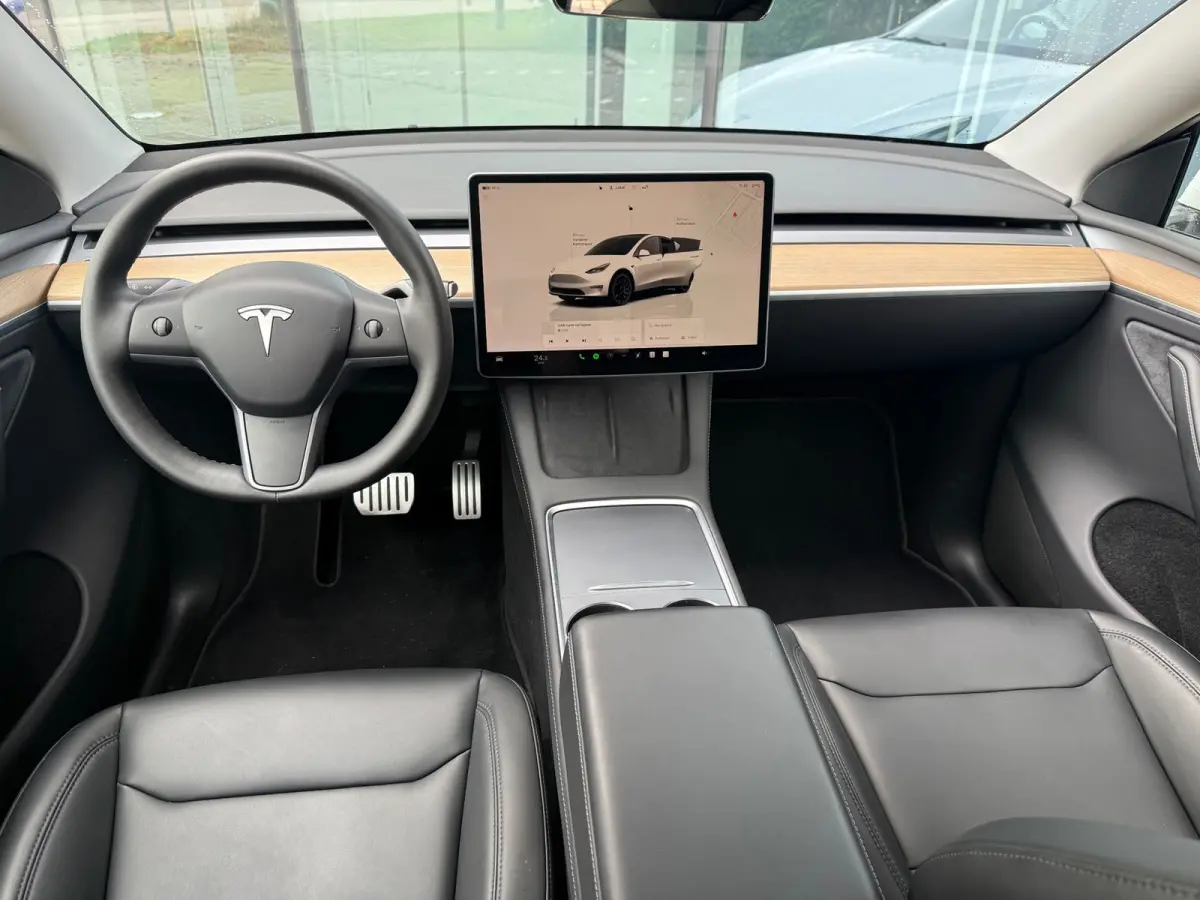 Performance AWD 75 kWh - Automaat - Panodak - Leder - Navi