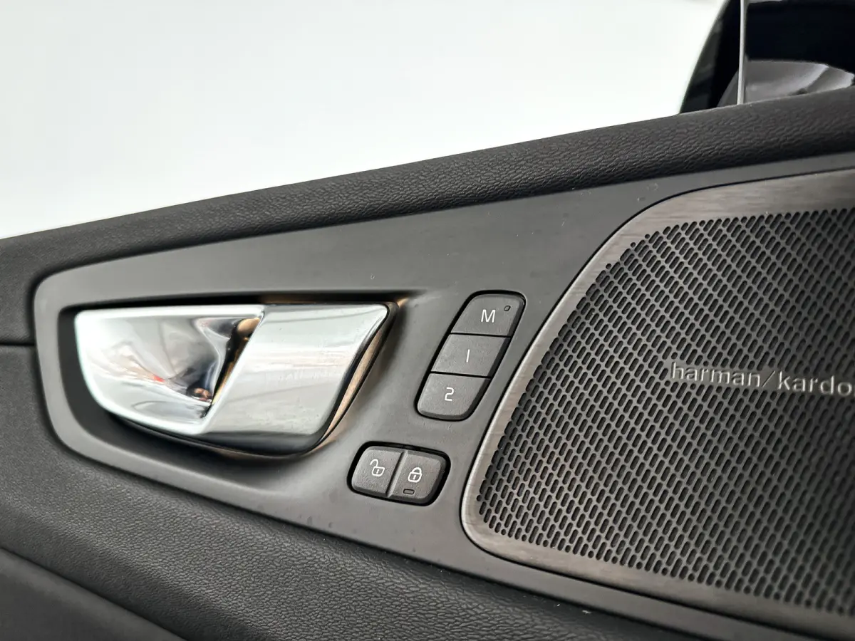 T6 Plug-in hybrid AWD Ultra Dark | Panoramadak | 360° camera | Luchtvering | Head-up display | Harman Kardon | Stoel- en stuurverwarming | Trekhaak