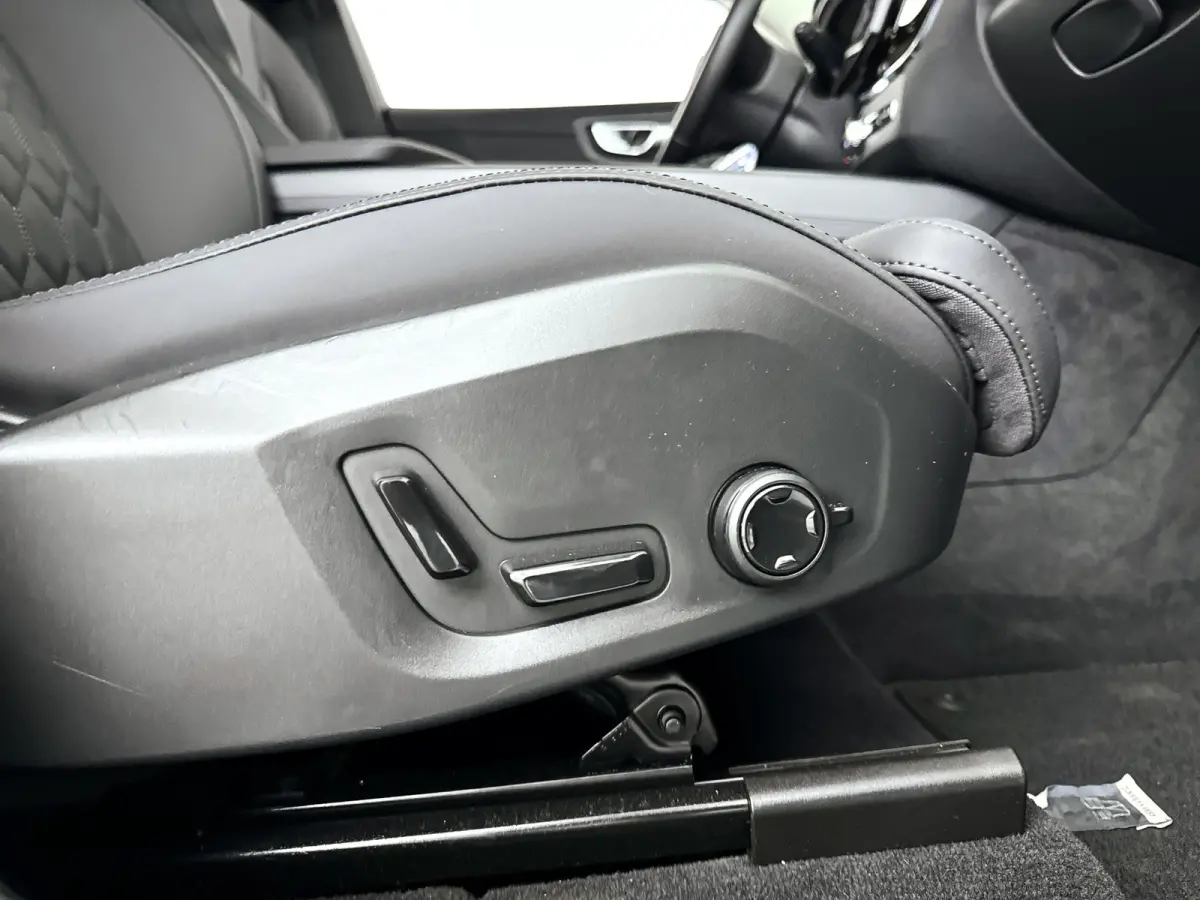 T6 Plug-in hybrid AWD Ultra Dark | Panoramadak | 360° camera | Luchtvering | Head-up display | Harman Kardon | Stoel- en stuurverwarming | Trekhaak