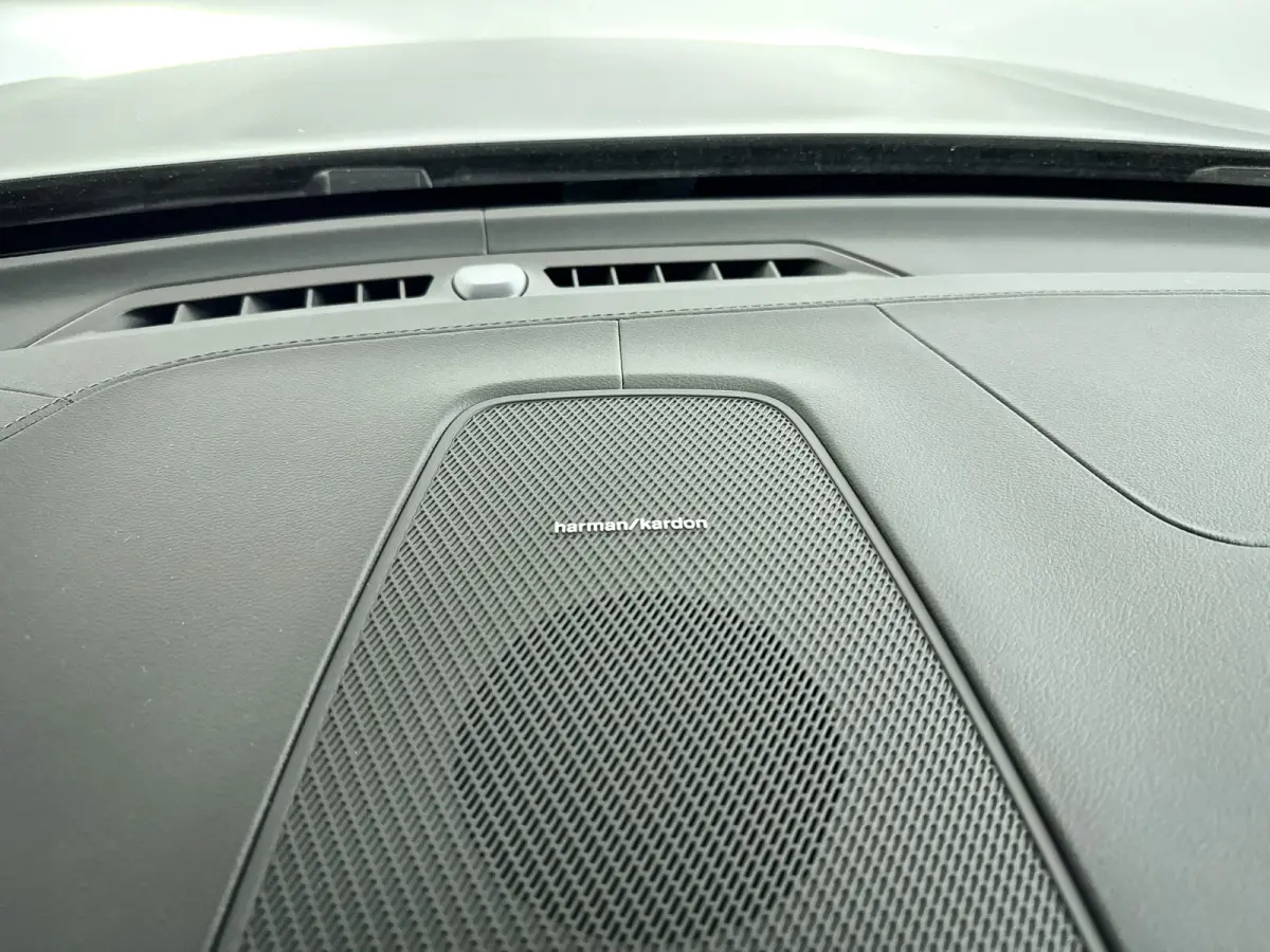 T6 Plug-in hybrid AWD Ultra Dark | Panoramadak | 360° camera | Luchtvering | Head-up display | Harman Kardon | Stoel- en stuurverwarming | Trekhaak