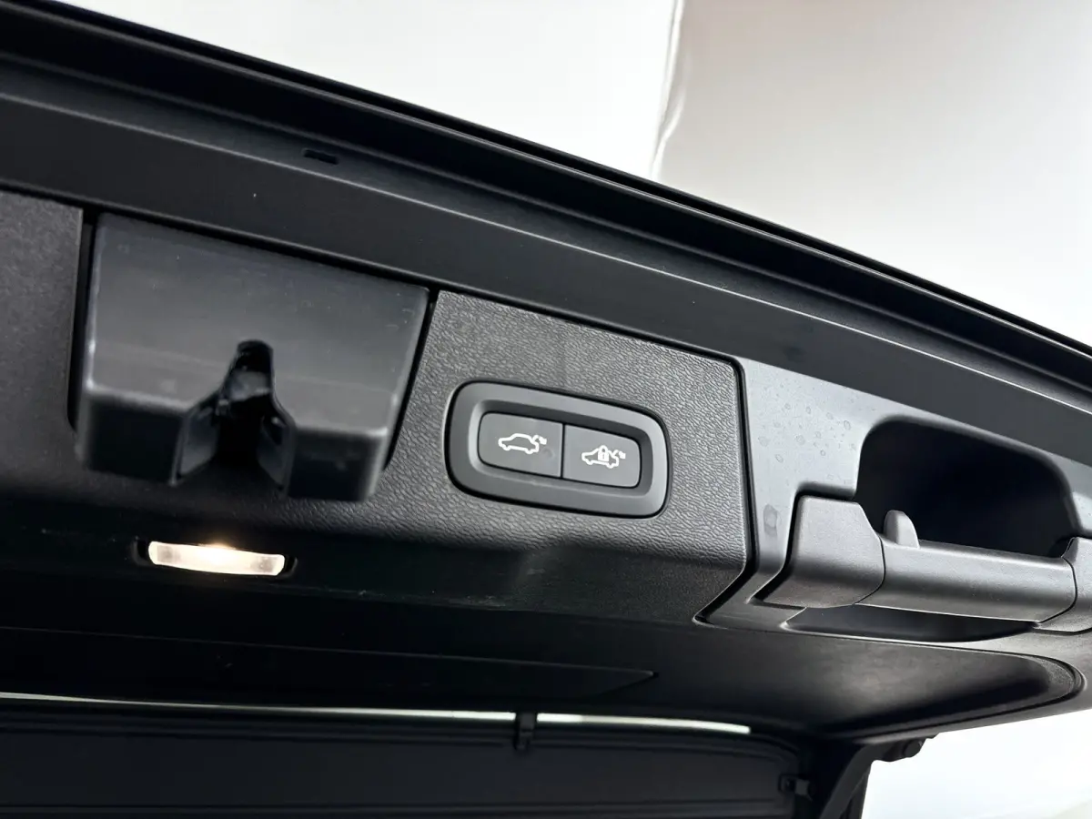 T6 Plug-in hybrid AWD Ultra Dark | Panoramadak | 360° camera | Luchtvering | Head-up display | Harman Kardon | Stoel- en stuurverwarming | Trekhaak