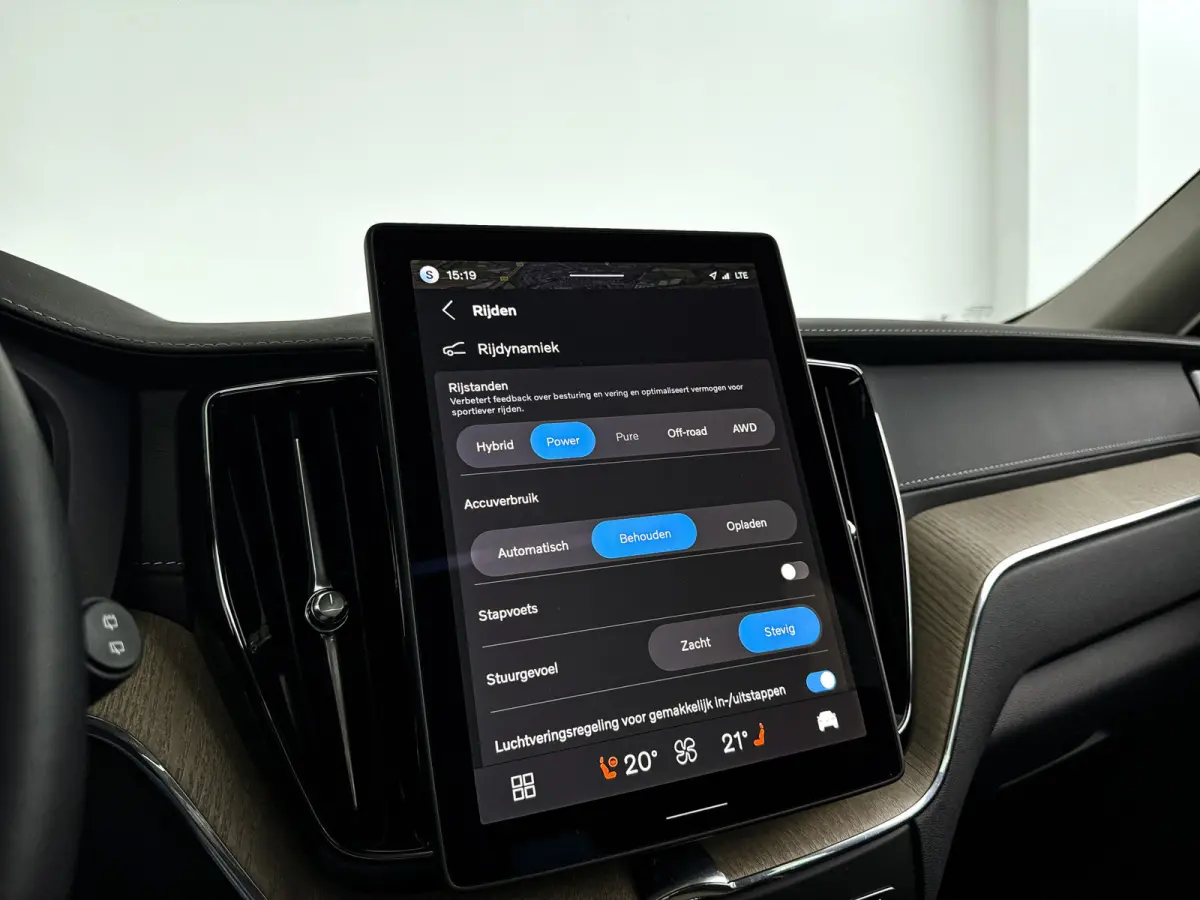 T6 Plug-in hybrid AWD Ultra Dark | Panoramadak | 360° camera | Luchtvering | Head-up display | Harman Kardon | Stoel- en stuurverwarming | Trekhaak