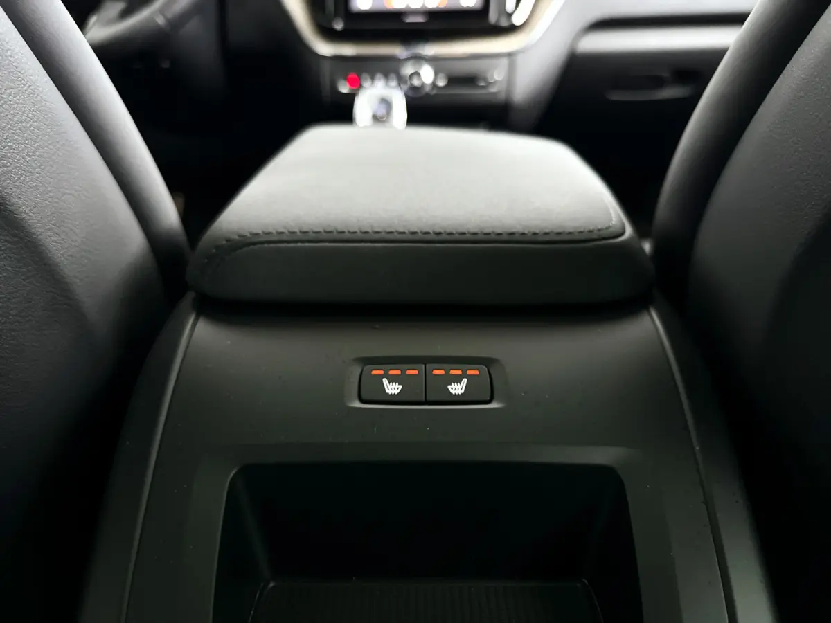 T6 Plug-in hybrid AWD Ultra Dark | Panoramadak | 360° camera | Luchtvering | Head-up display | Harman Kardon | Stoel- en stuurverwarming | Trekhaak