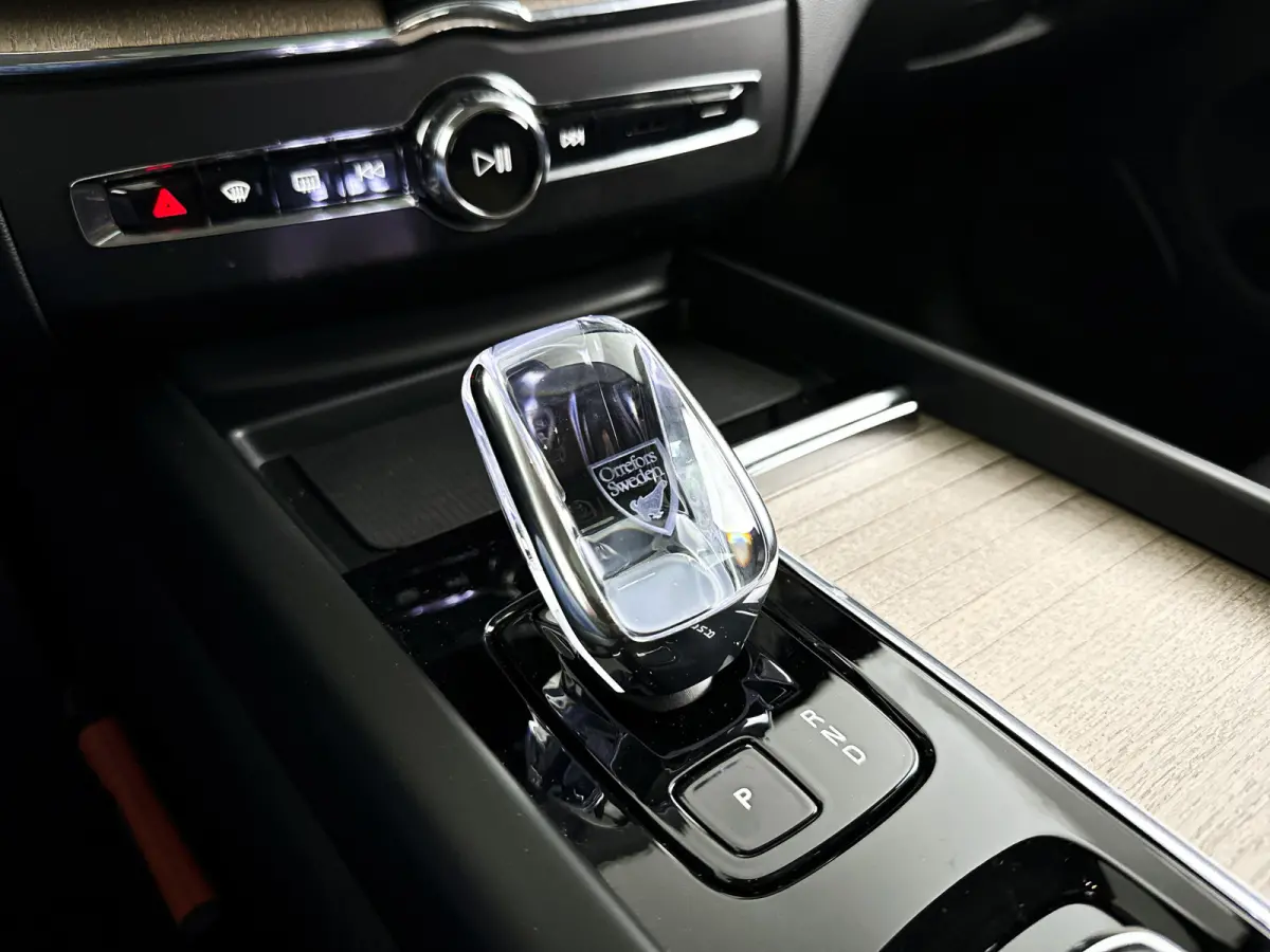 T6 Plug-in hybrid AWD Ultra Dark | Panoramadak | 360° camera | Luchtvering | Head-up display | Harman Kardon | Stoel- en stuurverwarming | Trekhaak