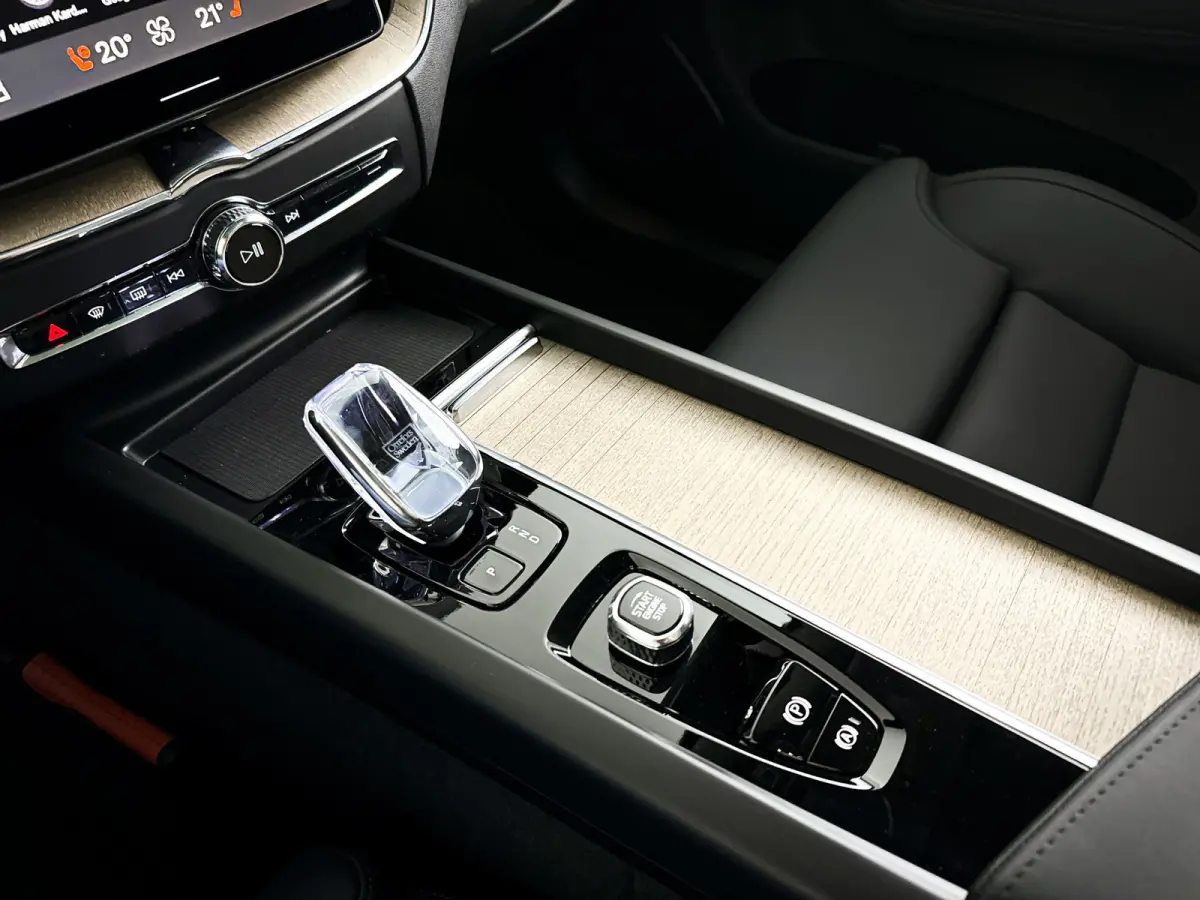 T6 Plug-in hybrid AWD Ultra Dark | Panoramadak | 360° camera | Luchtvering | Head-up display | Harman Kardon | Stoel- en stuurverwarming | Trekhaak
