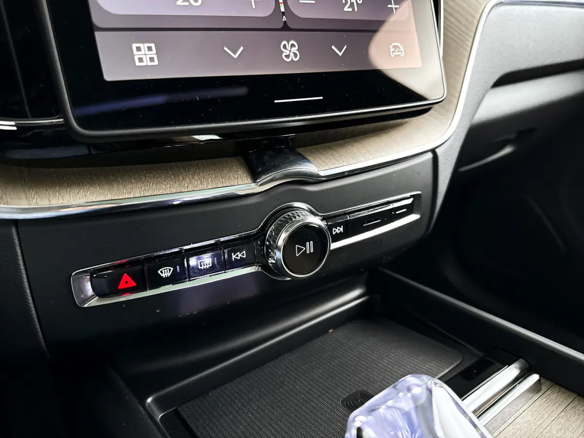 T6 Plug-in hybrid AWD Ultra Dark | Panoramadak | 360° camera | Luchtvering | Head-up display | Harman Kardon | Stoel- en stuurverwarming | Trekhaak