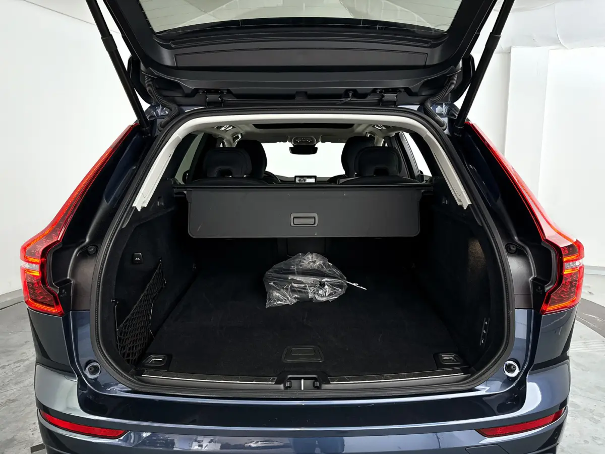 T6 Plug-in hybrid AWD Ultra Dark | Panoramadak | 360° camera | Luchtvering | Head-up display | Harman Kardon | Stoel- en stuurverwarming | Trekhaak