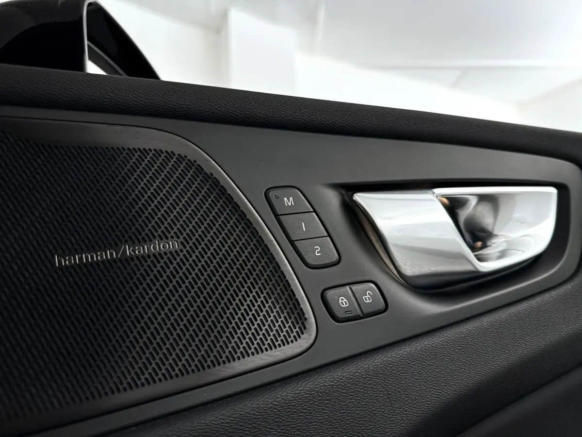 T6 Plug-in hybrid AWD Ultra Dark | Panoramadak | 360° camera | Luchtvering | Head-up display | Harman Kardon | Stoel- en stuurverwarming | Trekhaak