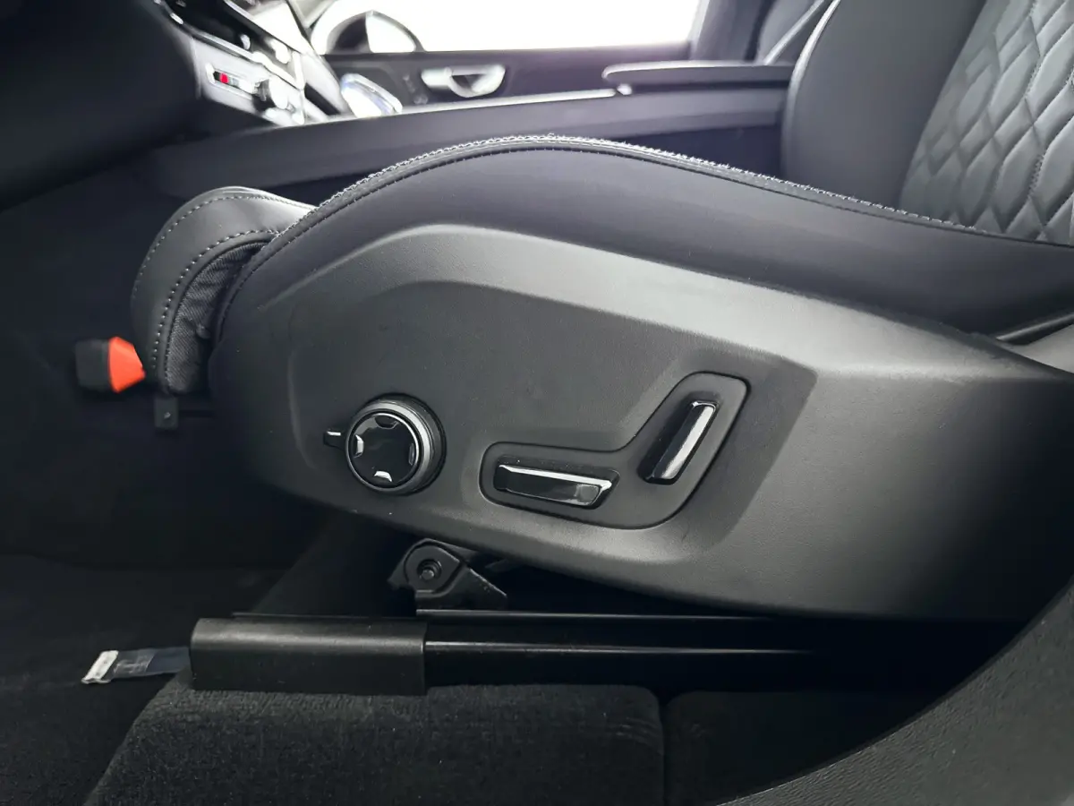 T6 Plug-in hybrid AWD Ultra Dark | Panoramadak | 360° camera | Luchtvering | Head-up display | Harman Kardon | Stoel- en stuurverwarming | Trekhaak