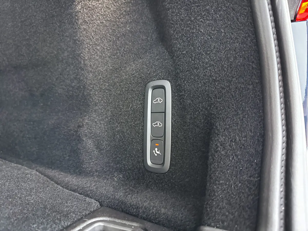 T6 Plug-in hybrid AWD Ultra Dark | Panoramadak | 360° camera | Luchtvering | Head-up display | Harman Kardon | Stoel- en stuurverwarming | Trekhaak
