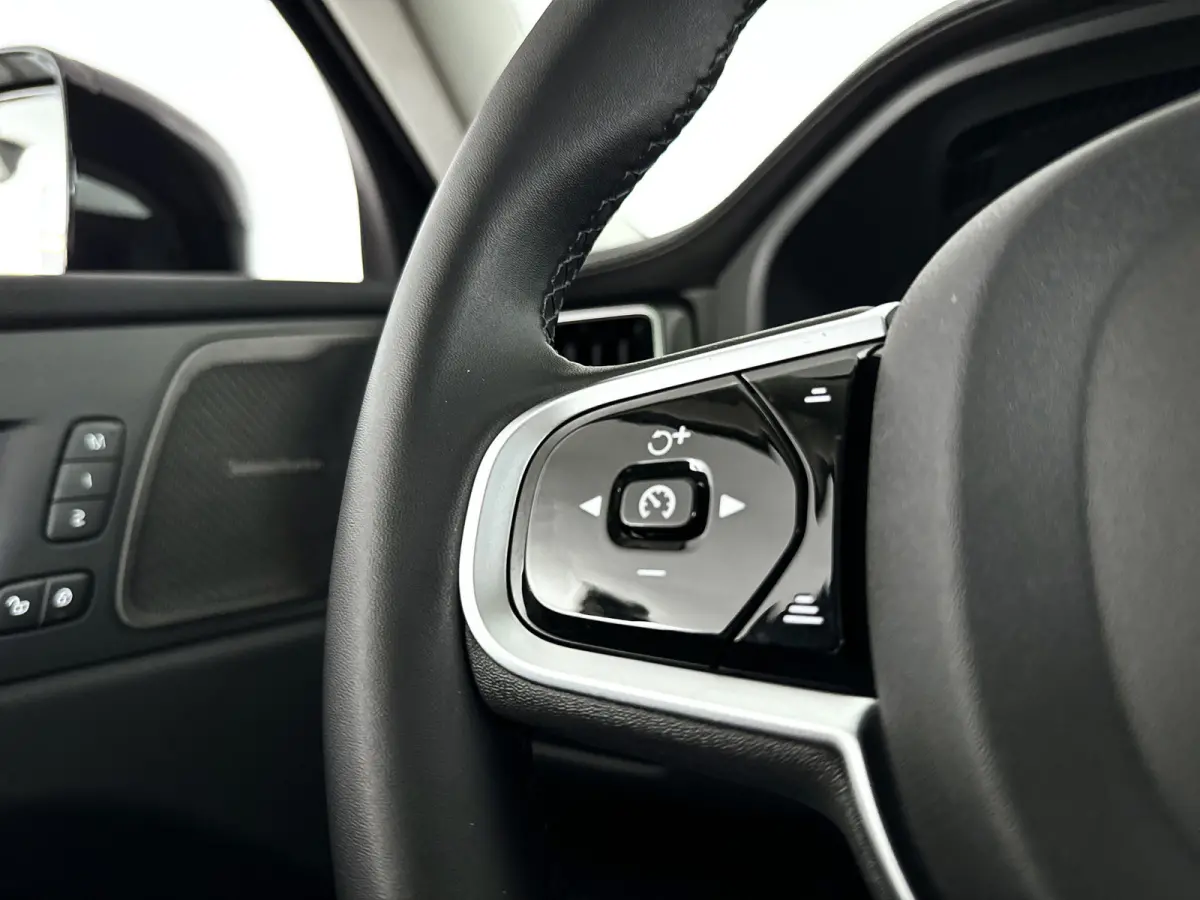 T6 Plug-in hybrid AWD Ultra Dark | Panoramadak | 360° camera | Luchtvering | Head-up display | Harman Kardon | Stoel- en stuurverwarming | Trekhaak