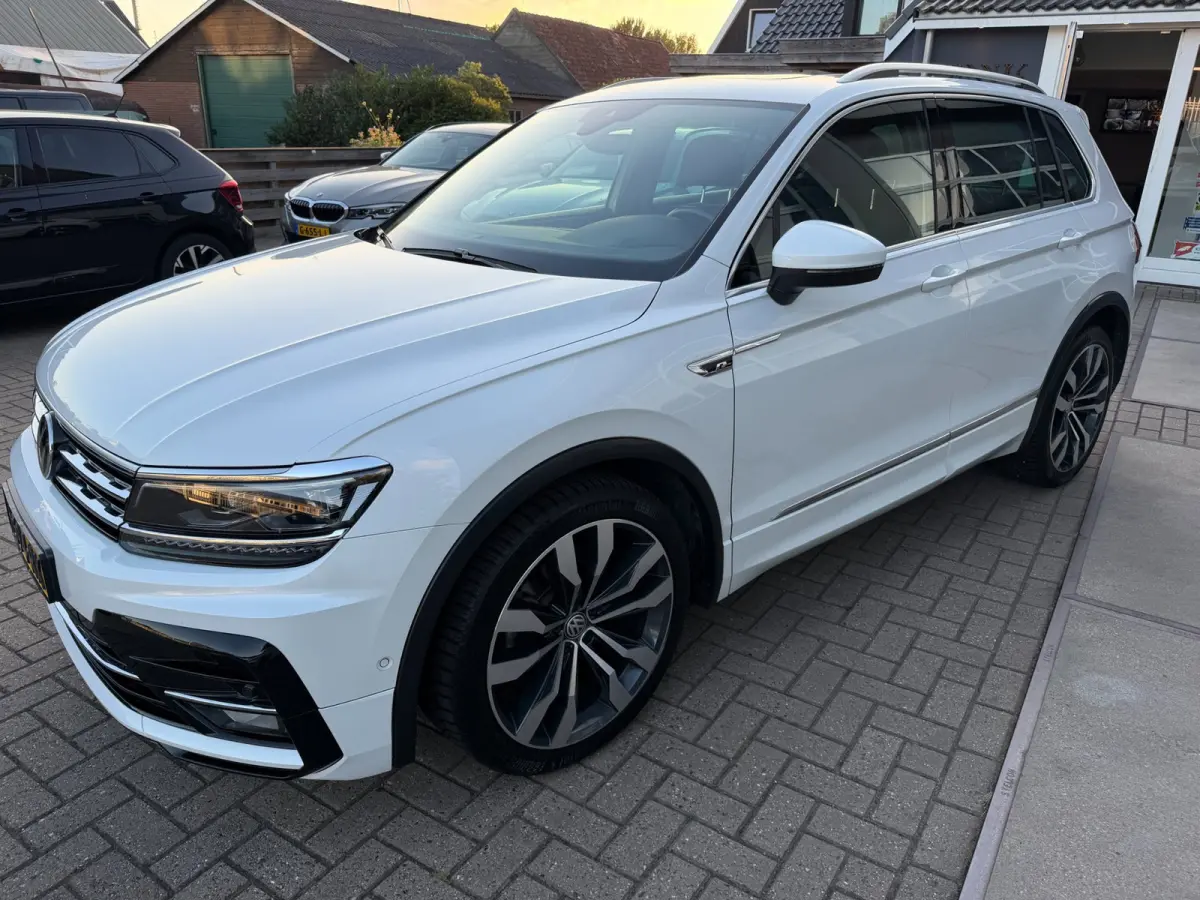 1.5 TSI ACT Highline Business R-Line / Pano / ACC / Massage / Camera / Trekhaak / Parel Wit .