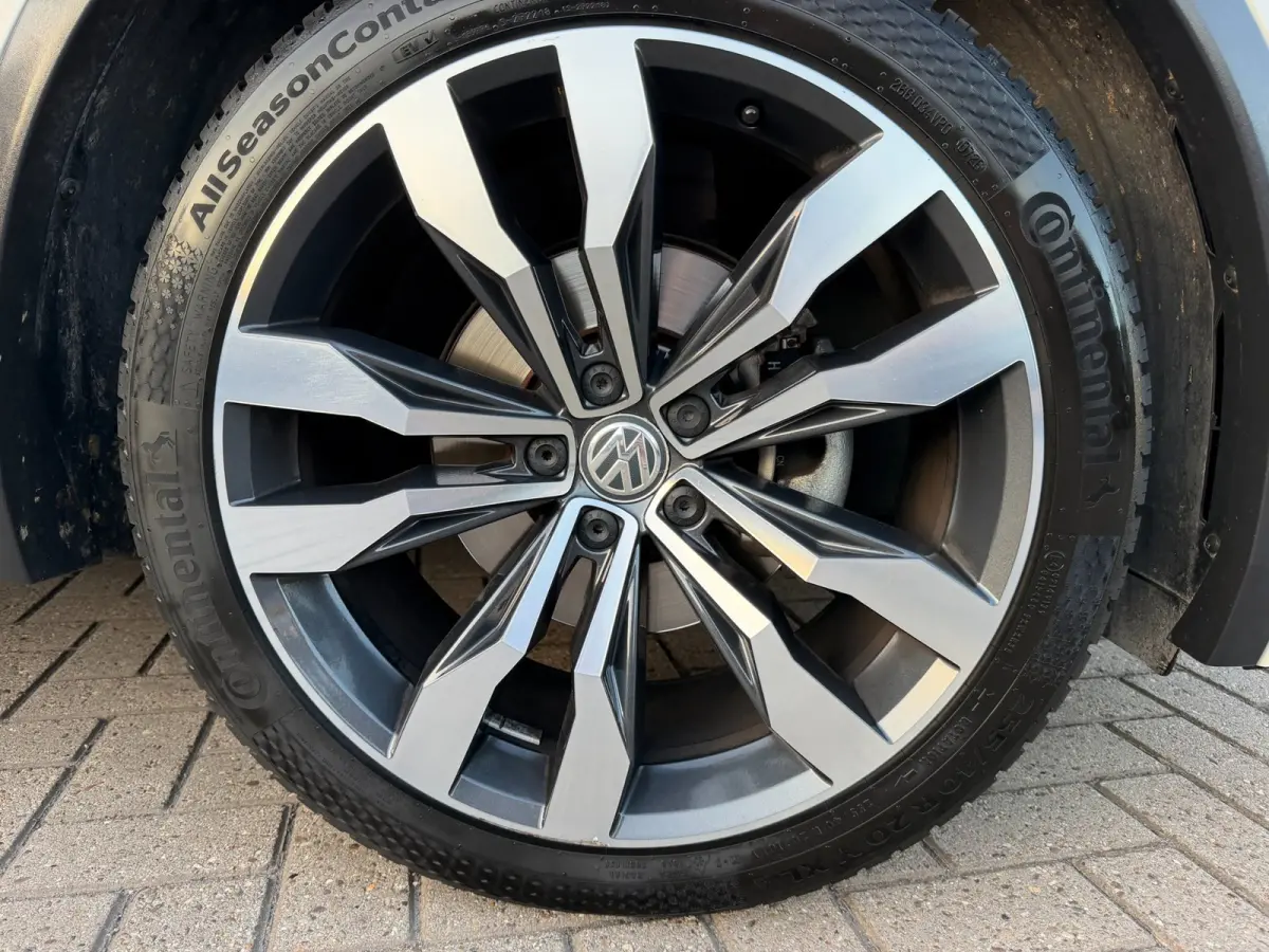 1.5 TSI ACT Highline Business R-Line / Pano / ACC / Massage / Camera / Trekhaak / Parel Wit .