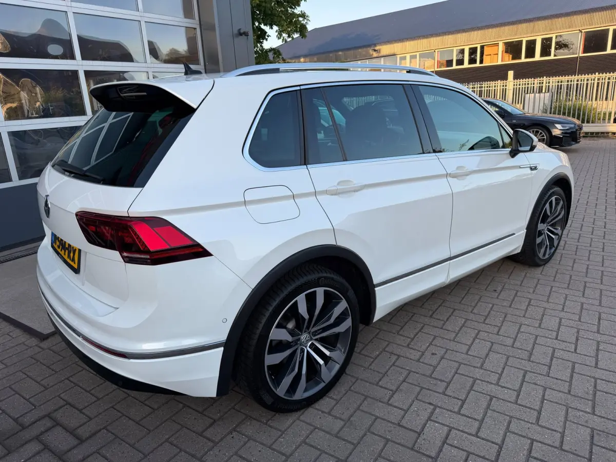 1.5 TSI ACT Highline Business R-Line / Pano / ACC / Massage / Camera / Trekhaak / Parel Wit .