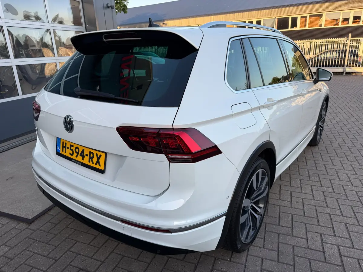 1.5 TSI ACT Highline Business R-Line / Pano / ACC / Massage / Camera / Trekhaak / Parel Wit .