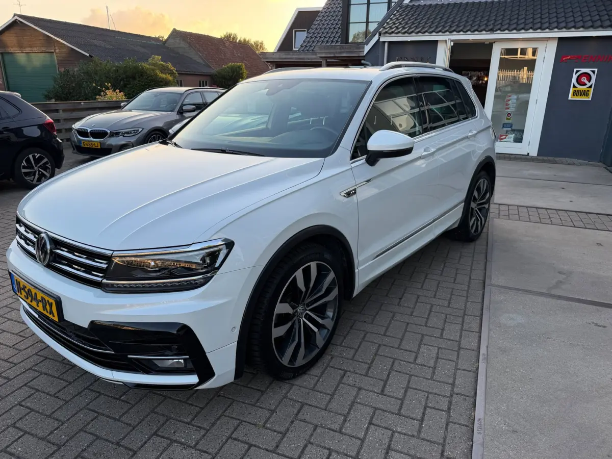 1.5 TSI ACT Highline Business R-Line / Pano / ACC / Massage / Camera / Trekhaak / Parel Wit .