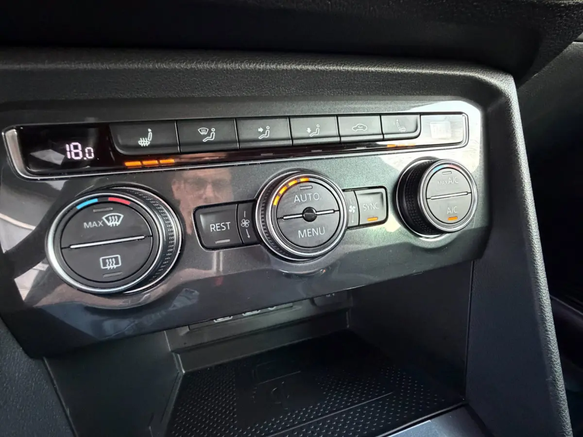 1.5 TSI ACT Highline Business R-Line / Pano / ACC / Massage / Camera / Trekhaak / Parel Wit .