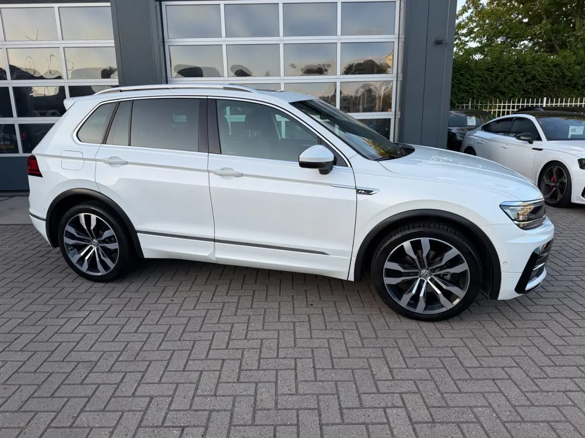1.5 TSI ACT Highline Business R-Line / Pano / ACC / Massage / Camera / Trekhaak / Parel Wit .