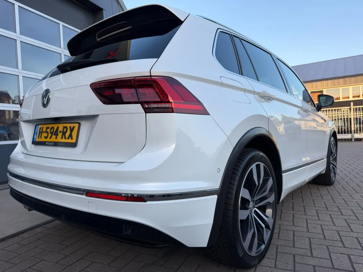 1.5 TSI ACT Highline Business R-Line / Pano / ACC / Massage / Camera / Trekhaak / Parel Wit .