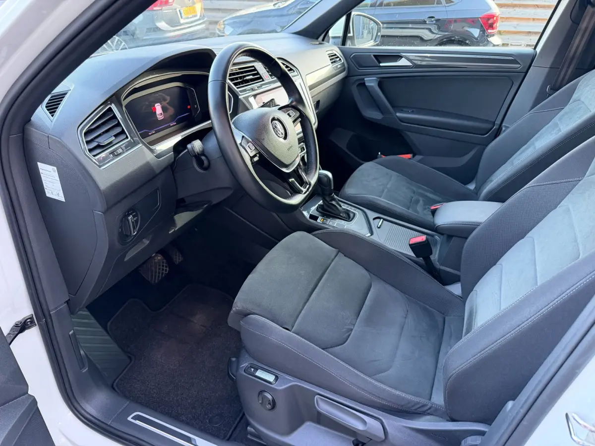 1.5 TSI ACT Highline Business R-Line / Pano / ACC / Massage / Camera / Trekhaak / Parel Wit .