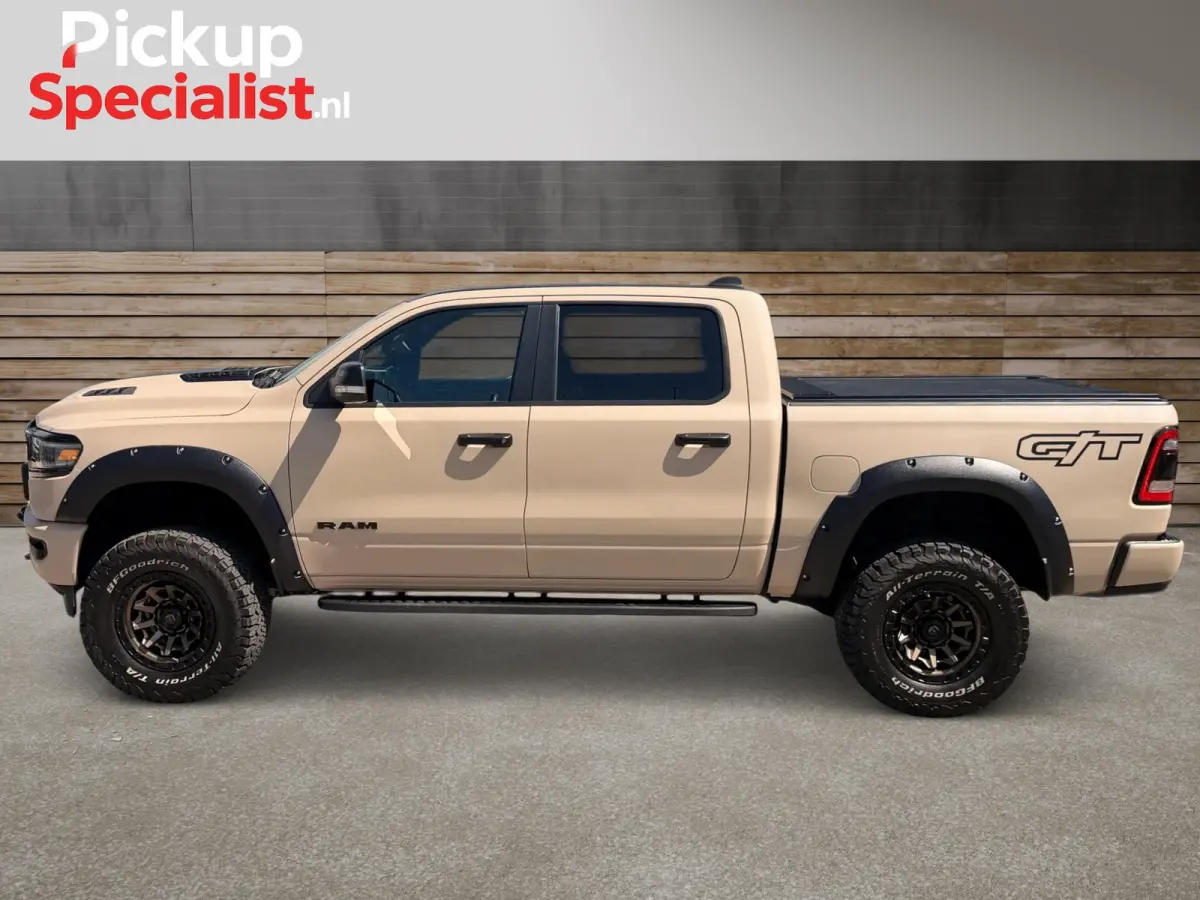 1500 5.7 V8 4x4 Crew Cab ,TAUPE , VERHOOGD , GT , ENIGSTE IN NEDERLAND TANK PAINT