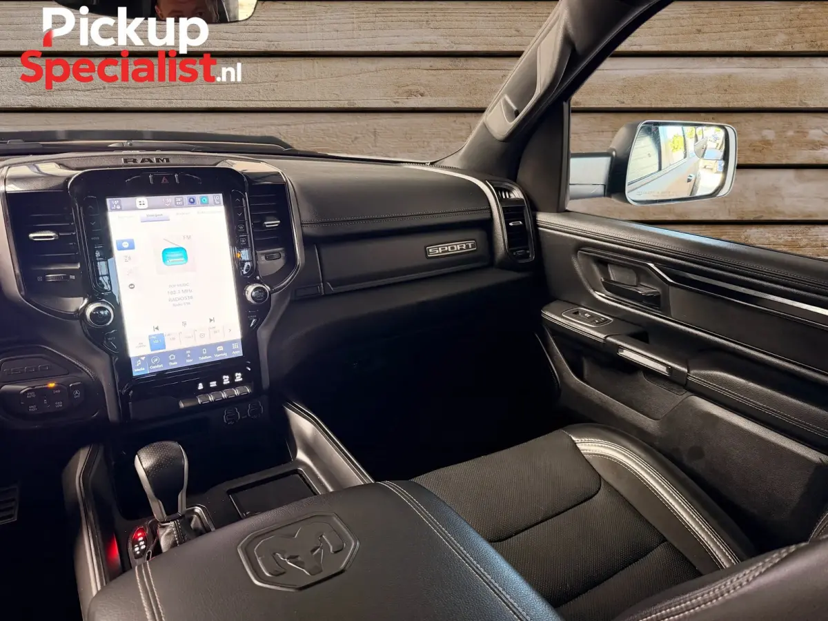 1500 5.7 V8 4x4 Crew Cab ,TAUPE , VERHOOGD , GT , ENIGSTE IN NEDERLAND TANK PAINT