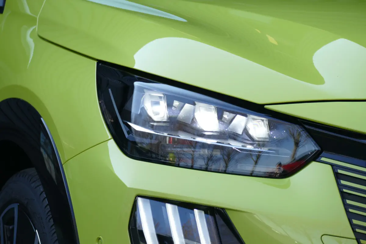 GT | Armsteunen op de voorportieren bekleed met kunstleder met groen sierstiksel (GT-Line) | Climate Control | Dashboard en deurpanelen in kunststof met carboneffect