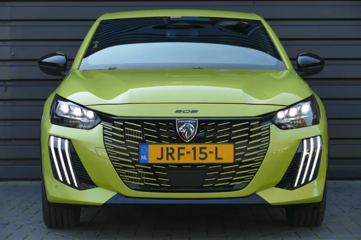 GT | Armsteunen op de voorportieren bekleed met kunstleder met groen sierstiksel (GT-Line) | Climate Control | Dashboard en deurpanelen in kunststof met carboneffect