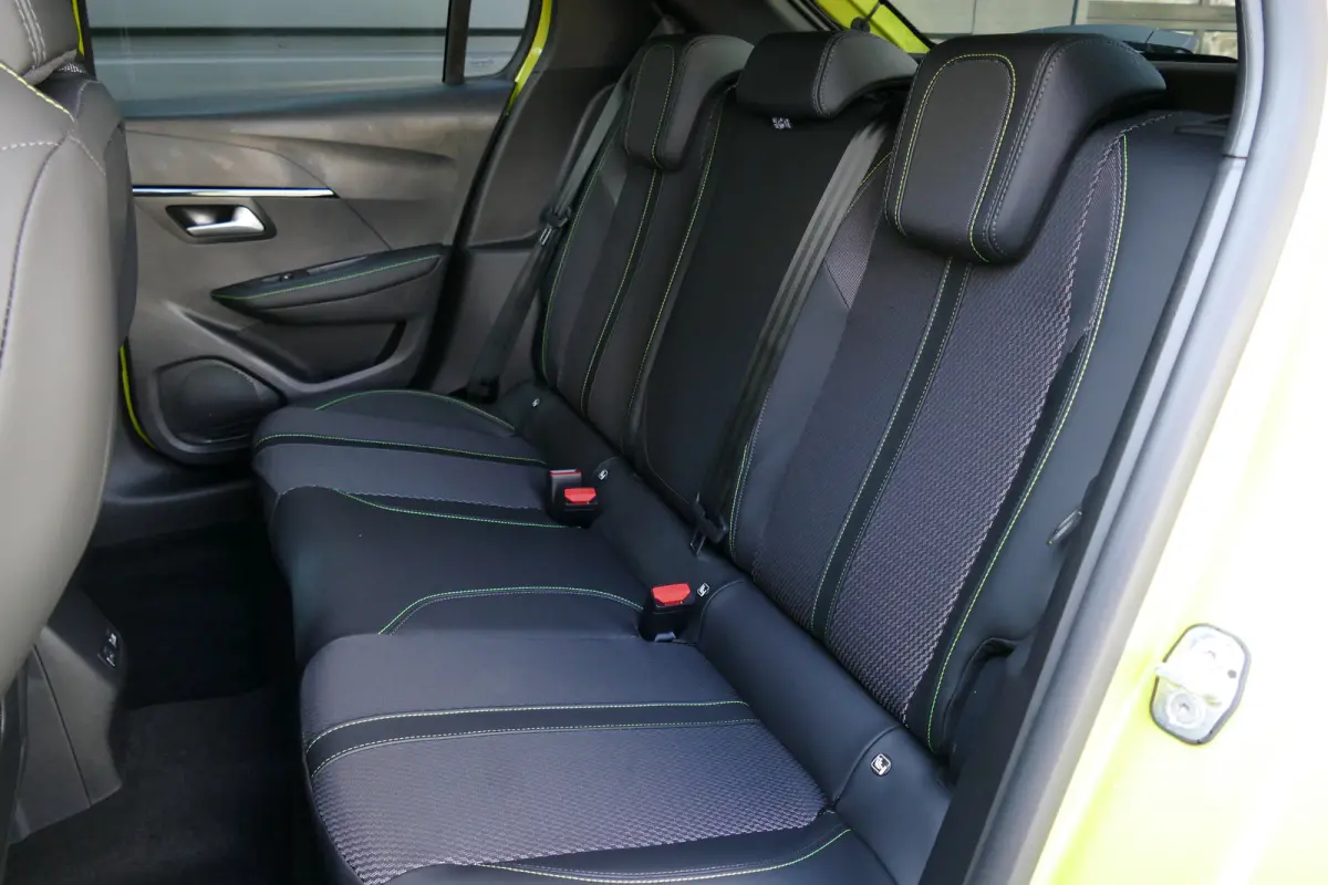 GT | Armsteunen op de voorportieren bekleed met kunstleder met groen sierstiksel (GT-Line) | Climate Control | Dashboard en deurpanelen in kunststof met carboneffect