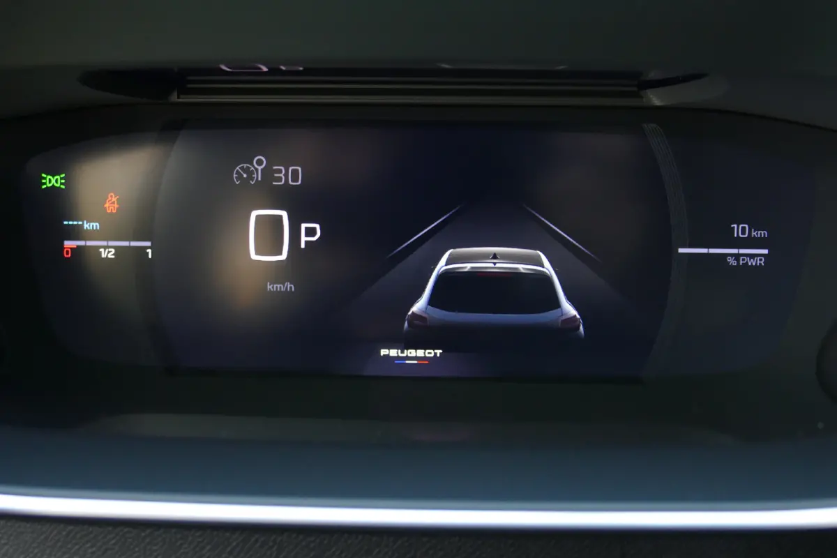 GT | Armsteunen op de voorportieren bekleed met kunstleder met groen sierstiksel (GT-Line) | Climate Control | Dashboard en deurpanelen in kunststof met carboneffect