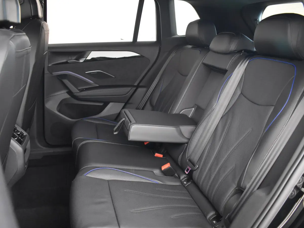 R-Line Edition - eHybrid | 'App-Connect' draadloze smartphone integratie | Automatische afstandsregeling (Adaptive Cruise Control) | Diefstalalarm