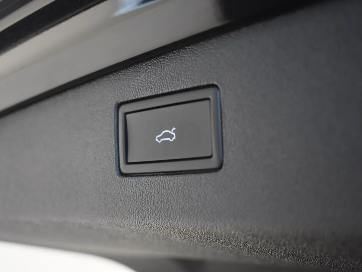 R-Line Edition - eHybrid | 'App-Connect' draadloze smartphone integratie | Automatische afstandsregeling (Adaptive Cruise Control) | Diefstalalarm