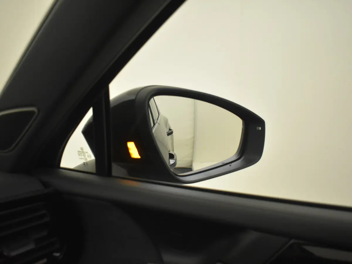 R-Line Edition - eHybrid | 'App-Connect' draadloze smartphone integratie | Automatische afstandsregeling (Adaptive Cruise Control) | Diefstalalarm